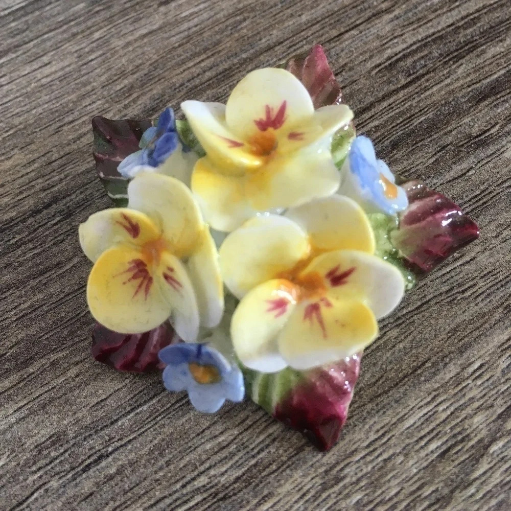 Vtg China flower brooch